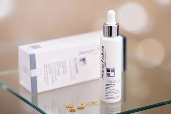 نمای نزدیک سرم تقویت کننده مو ژاک آندرل با قطرات سرم