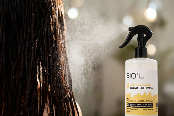 اسپری کردن لوسیون مو بستنی بیسکویتی بیول روی موهای خیس