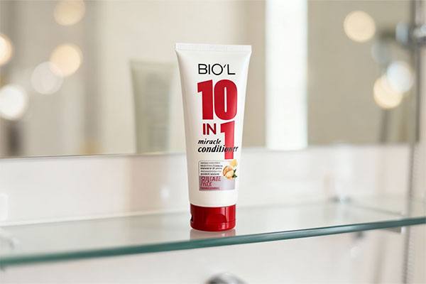 نرم کننده مو 10 در 1 با آبکشی بیول روی قفسه حمام