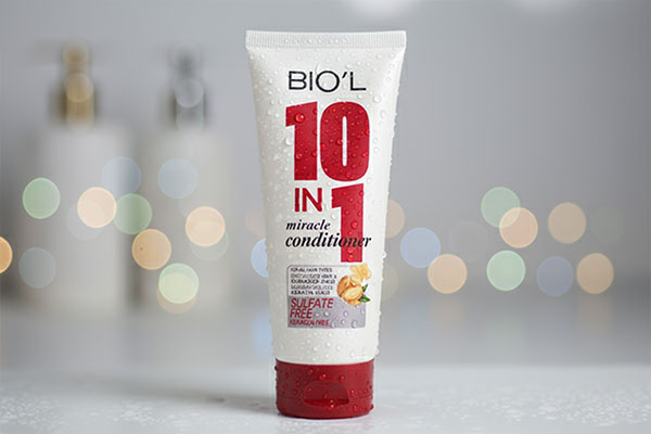 نمایی نزدیک از نرم کننده بیول با قطرات آب