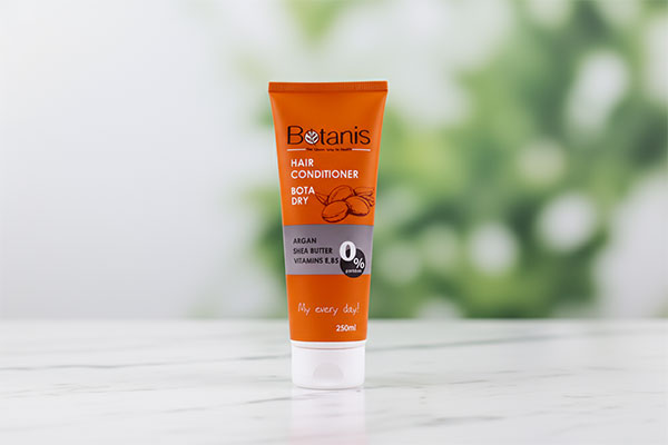 نرم کننده موهای خشک و آسیب دیده بوتانیس روی سطح مرمر سفید