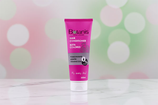 نرم کننده موهای رنگ شده بوتانیس روی سطح مرمر سفید