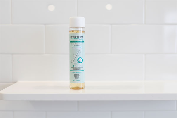 شامپو خیلی ملایم سر و بدن هیدرودرم روی قفسه حمام