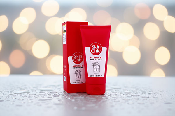 نمای نزدیک نرم کننده ویتامین ای اسکین شیک با قطرات آب