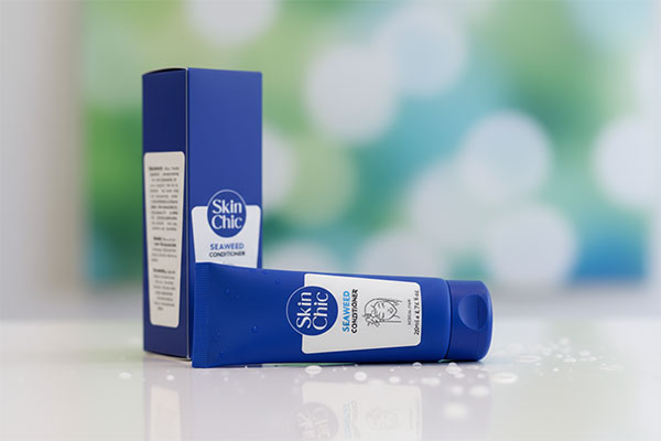 نرم کننده مو جلبک دریایی اسکین شیک روی پیشخوان حمام