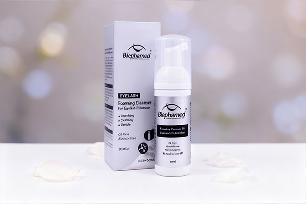 فوم شستشوی مژه اکستنشن بلفامد روی سطح سفید