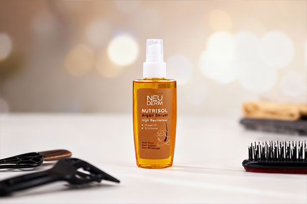 سرم مو آرگان نئودرم در کنار ابزار مراقبت از مو