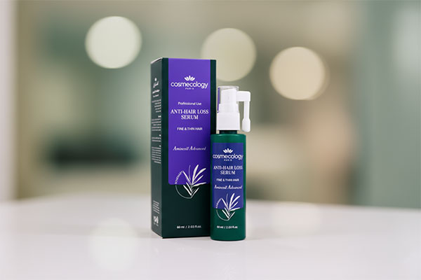 سرم تقویت کننده مو کاسمکولوژی روی پیشخوان سفید