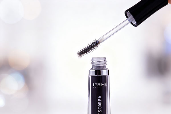 نحوه استفاده از سرم تقویت مژه پریم با برس ظریف