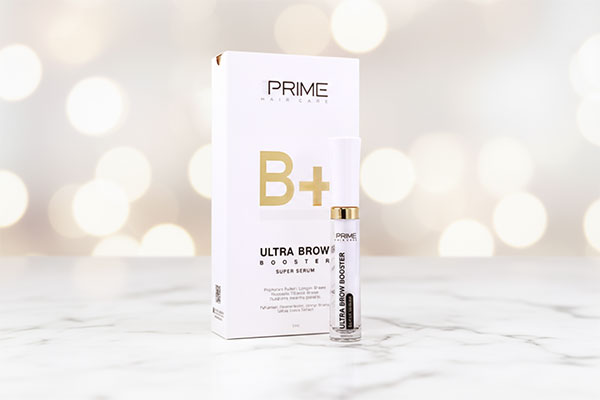 سرم تقویت ابرو پریم روی سطح سفید مرمری