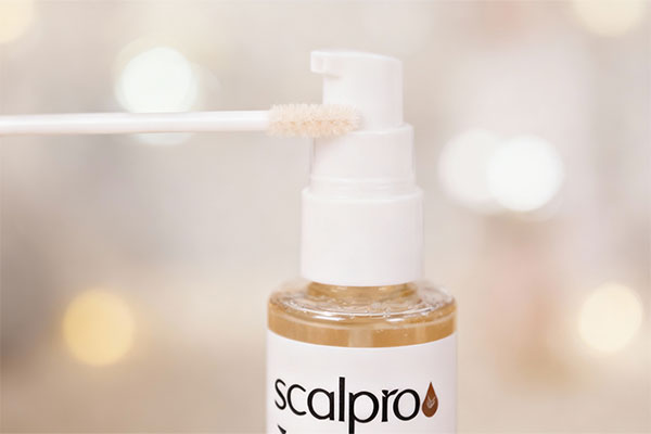 فوم شستشوی مژه اسکالپیا در حال استفاده