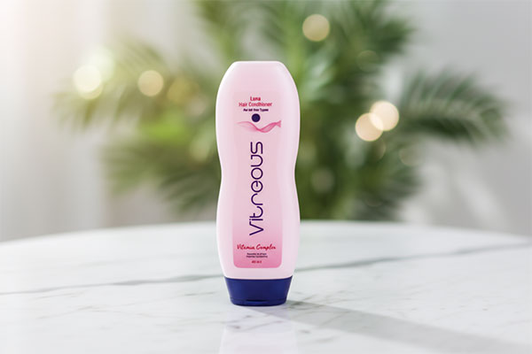 نرم کننده مو لونا ویتروس روی سطح مرمر سفید