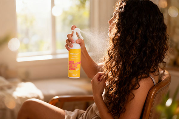 استفاده از اسپری نرم کننده مو سریتا برای موهای فر