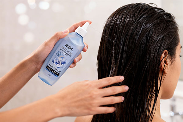 نحوه استفاده از سرم واتر تراپی بیول روی موهای مرطوب