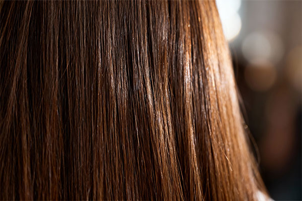 موهای درخشان و نرم پس از استفاده از سرم موی آبی بیول