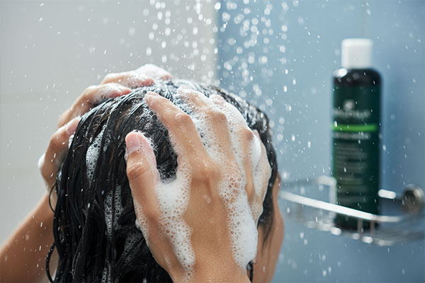 استفاده از شامپو تقویت‌کننده اموفیلیا روی موهای خیس