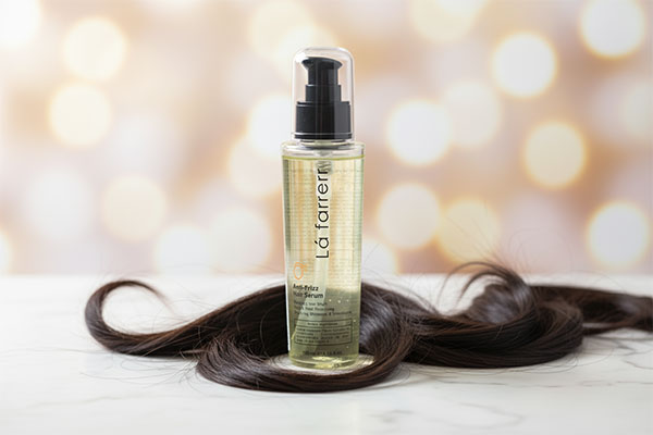 سرم ضد وز مو لافارر روی سطح مرمر سفید