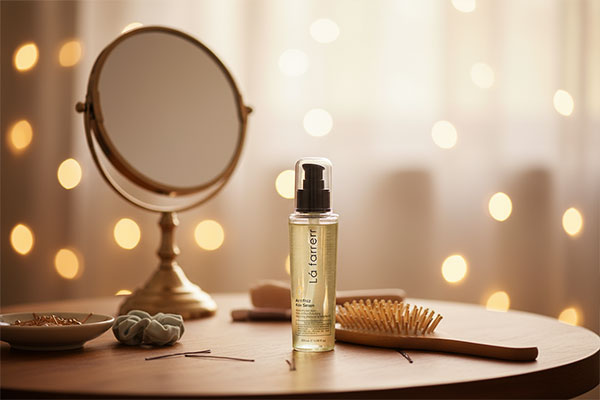 سرم مو لافارر کنار برس مو و آینه