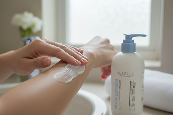 دست در حال استفاده از لوسیون نرم کننده دست و بدن سی گل
