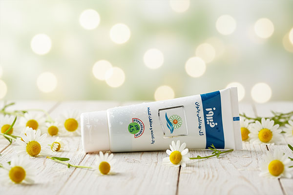 ژل شستشوی بانوان فیروز با گل‌های بابونه