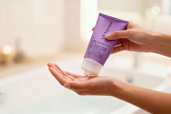 کاربرد ژل بهداشتی بانوان یائسه لافارر برای مراقبت روزانه