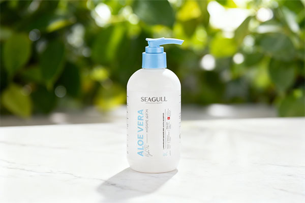 لوسیون مرطوب کننده آلوئه ورا سی گل روی سطح مرمر سفید