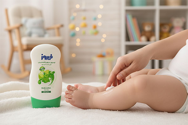 دست مهربان در حال استفاده از لوسیون مرطوب کننده بدن آلوئه ورا فیروز روی پوست کودک