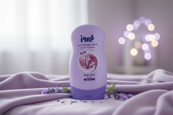 لوسیون بدن اسطوخودوس فیروز روی سطح بنفش با گل‌های اسطوخودوس