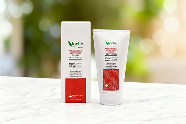 لوسیون مرطوب کننده بدن رزهیپ وچه روی سطح مرمر سفید