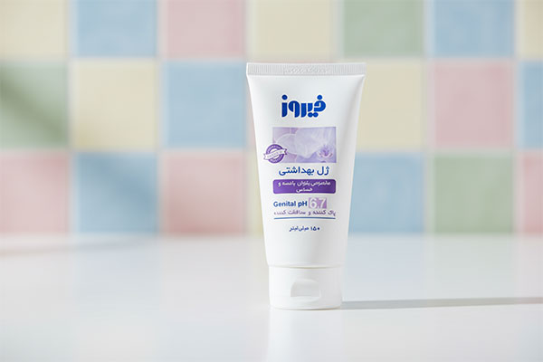 ژل بهداشتی بانوان یائسه و حساس فیروز روی پیشخوان حمام