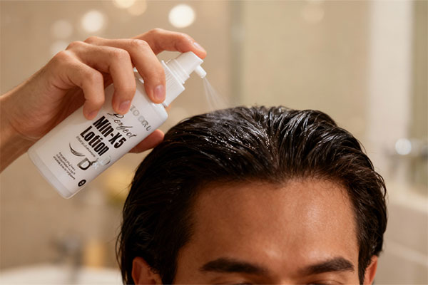 لوسیون تقویت کننده مو Min X5 دئودراگ روی سطح سفید