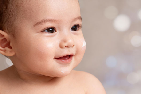 تسکین پوست کودک با لوسیون بدن نوزاد درمالیفت