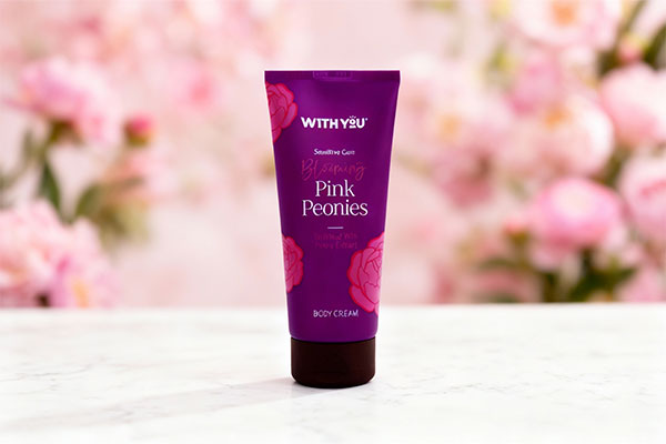 کرم مرطوب کننده بدن گل پیونی ویت یو روی سطح مرمر سفید