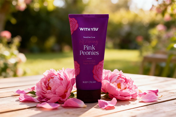 کرم آبرسان بدن گل پیونی ویت یو با گلبرگهای تازه