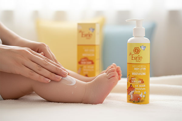 مرطوب کردن پوست کودک با لوسیون بدن کودک اورین