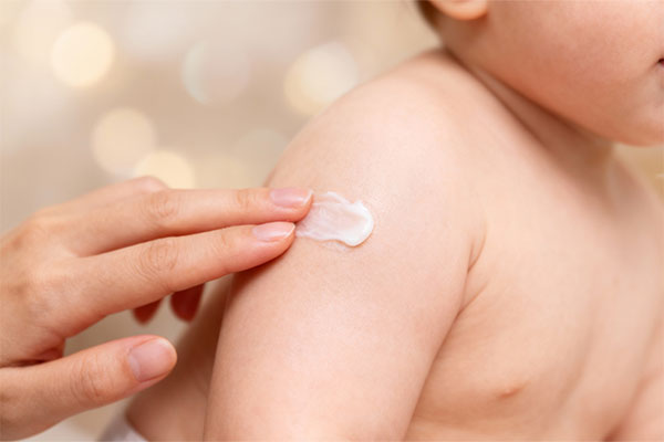 آبرسانی پوست کودک با لوسیون بدن کودک پوست خشک اورین