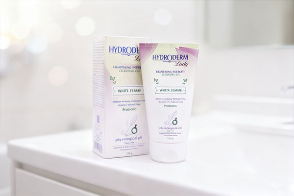 ژل روشن کننده بهداشتی هیدرودرم روی پیشخوان حمام