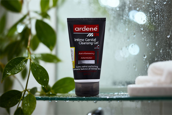 ژل بهداشتی آقایان آردن روی پیشخوان حمام