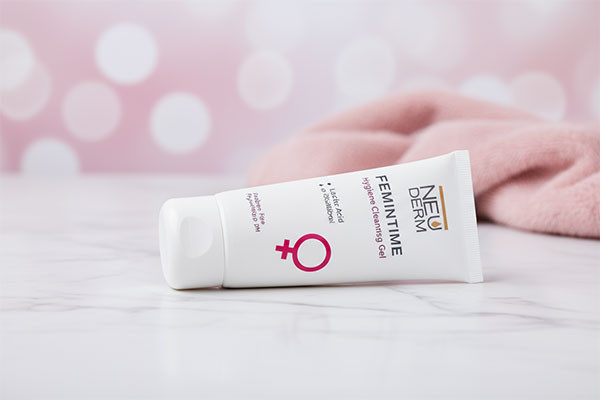 ژل بهداشتی بانوان نئودرم روی سطح مرمر سفید