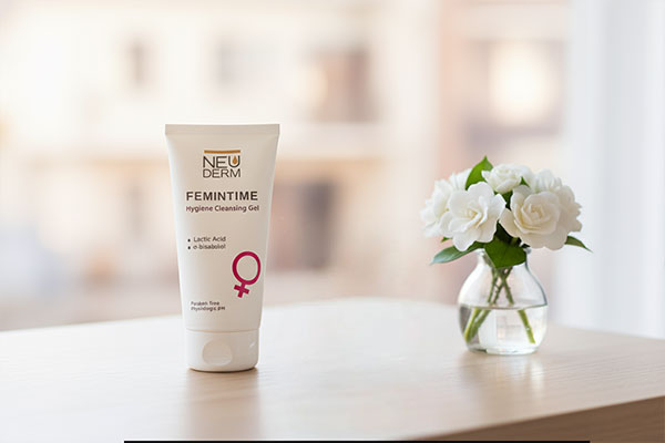 ژل بهداشتی بانوان نئودرم کنار گلهای سفید