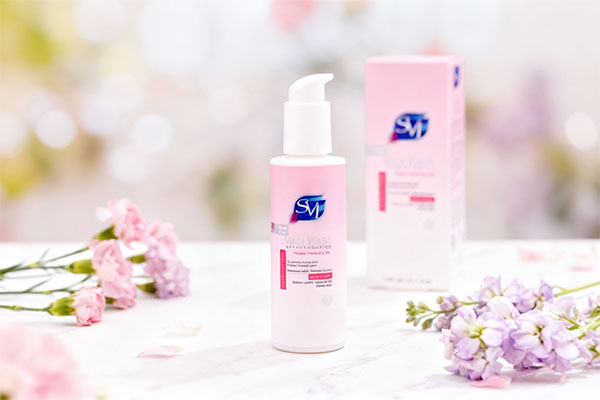 ژل بهداشتی بانوان واجی واش اس وی آی روی سطح مرمری با گل&zwnj;های صورتی