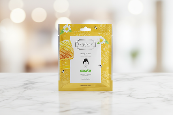 ماسک صورت نقابی شیر و عسل دیپ سنس سی گل روی سطح مرمر سفید