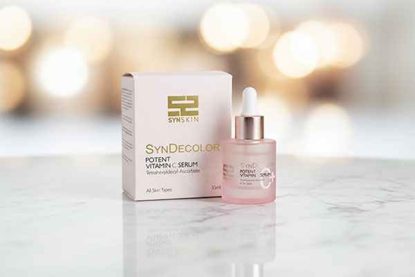 تصویر سرم روشن کننده پوست ساین اسکین روی سطح مرمر سفید