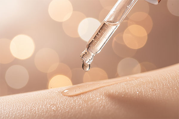 قطره سرم روشن کننده ساین اسکین در حال استفاده روی پوست