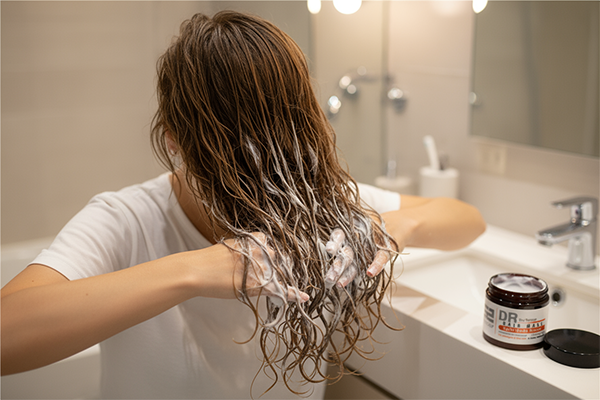 نحوه استفاده از ماسک موی خشک ساین اسکالپ برای ترمیم موهای آسیب‌دیده