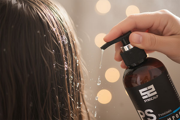 استفاده از ژل شامپو پوست سر خیلی خشک ساین اسکالپ روی موهای مرطوب