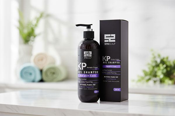 ژل شامپو بدون سولفات موهای کراتینه ساین اسکالپ ساین اسکین روی میز حمام