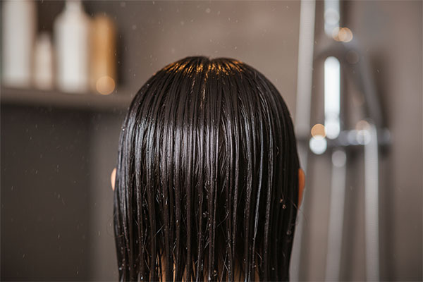 موهای براق و صاف پس از استفاده از ژل شامپو موهای کراتینه ساین اسکالپ