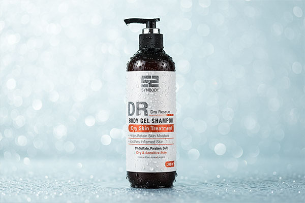 نمای نزدیک شامپو بدن پوست خشک ساین اسکین با قطرات آب