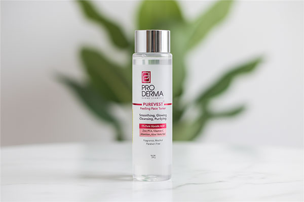 محلول لایه بردار و روشن کننده پوست پرودرما روی سطح مرمر سفید